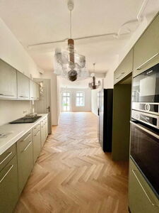 Ab sofort: Wunderschöne Altbauwohnung mit modernem Komfort und zeitloser Eleganz
!