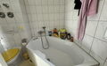 ...mit Dusche und Badewanne